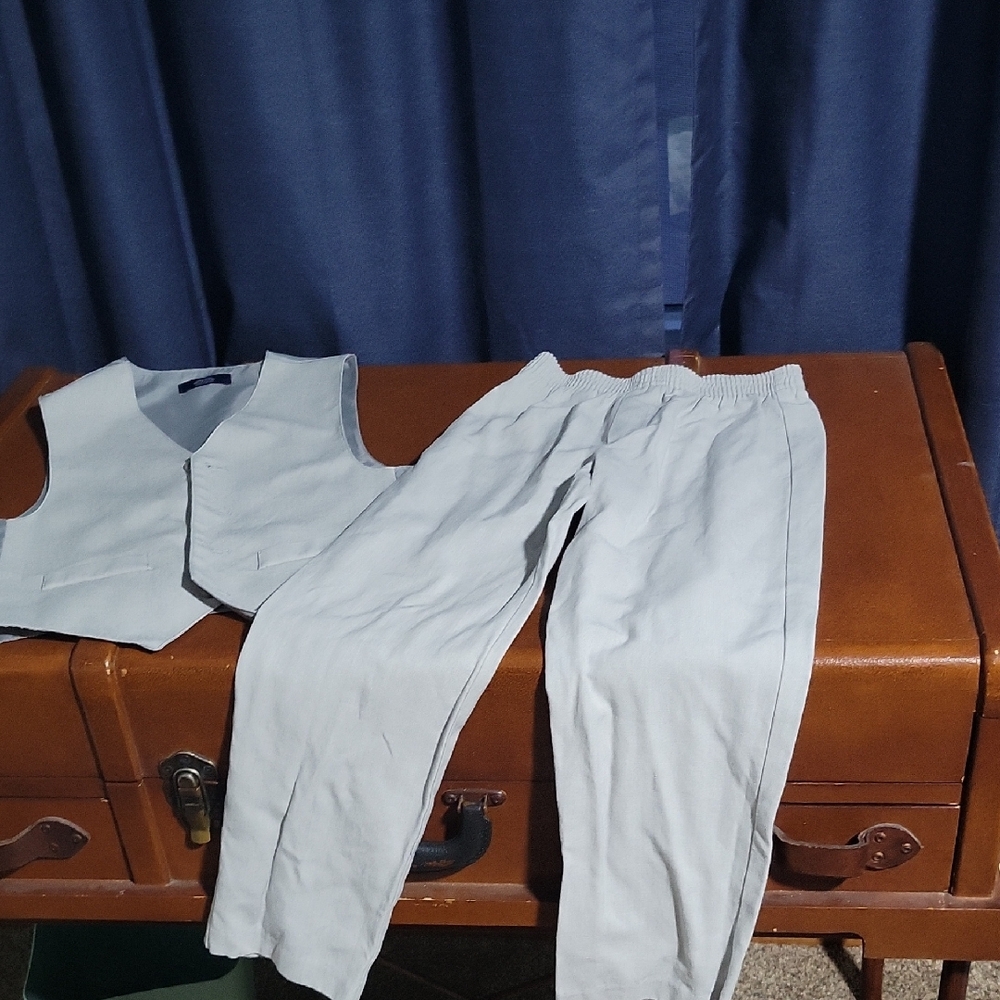 Izod Light Gray 2-Piece Vest & Pants Set